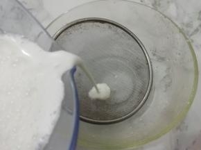 再把打好的花生浆过滤一下