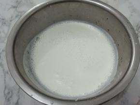 过滤好的花生浆装入盆中