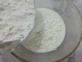 然后把玉米淀粉放入花生浆中