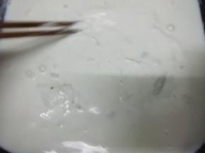 用筷子快速的搅拌