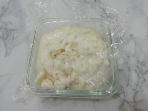 准备一个容器的，里面铺上保鲜膜，然后把做好花生糊放入容器中