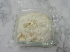 准备一个容器的，里面铺上保鲜膜，然后把做好花生糊放入容器中