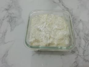 把上面的保鲜膜盖上，放到自然凉，放入冰箱冷藏两个小时