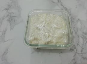 把上面的保鲜膜盖上，放到自然凉，放入冰箱冷藏两个小时