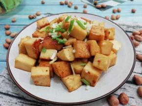 做好的花生豆腐，可以凉拌也可以炒一下