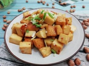做好的花生豆腐，可以凉拌也可以炒一下