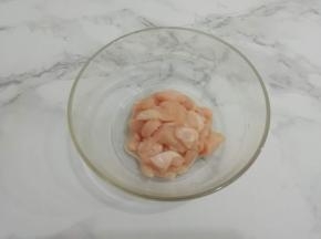 把鸡胸肉取下来洗干净切成块