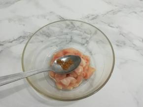 然后放入五香粉