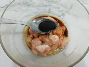 在放入生抽搅拌均匀腌制15分钟