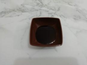 把白糖和醋放入容器中搅拌均匀