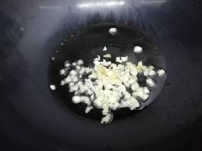 锅里加入适量油烧到七成热时，把姜和蒜放入锅中炒香