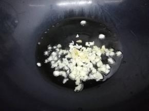 锅里加入适量油烧到七成热时，把姜和蒜放入锅中炒香