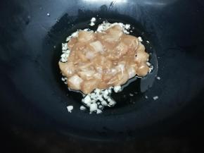 然后把腌好的鸡肉块放入锅中，快速的滑炒开