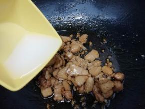 最后加入水淀粉，勾芡即可，关火出锅