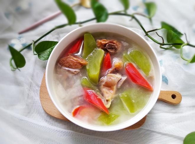 莴笋胡萝卜腊排骨汤