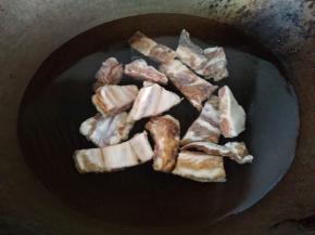 排骨洗干净放冷水锅中焯水