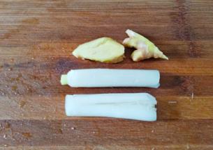 生姜大葱洗净拍破