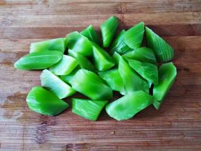 莴笋去皮滚刀切块