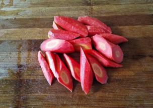 胡萝卜去皮滚刀切块