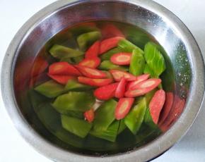 胡萝卜莴笋块泡清水中