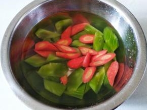 胡萝卜莴笋块泡清水中