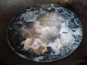 排骨焯水至水开