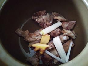 排骨生姜大葱放砂锅里面