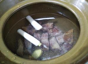 注入适量的清水，水一次性放足，大火烧开转小火炖一个小时。