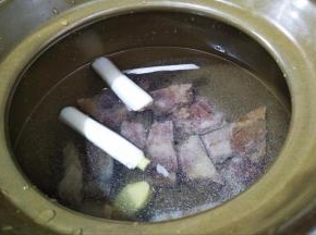 注入适量的清水，水一次性放足，大火烧开转小火炖一个小时。