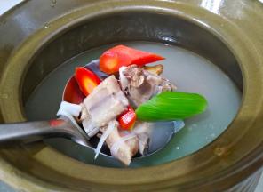 放入胡萝卜莴笋块