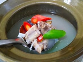 放入胡萝卜莴笋块