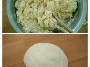 把除了绿豆馅外的食材混合均匀，然后慢慢倒入温水，搅拌成絮状，再用手揉成光滑的面团，然后放到温暖处发酵一个小时左右。