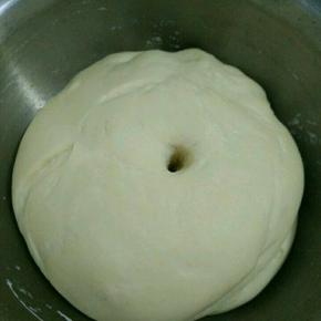 这是发酵好的，用手挫个洞不回缩即可。