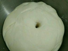 这是发酵好的，用手挫个洞不回缩即可。