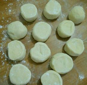 把面团重新揉成团，充分排气后分成小块。