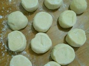 把面团重新揉成团，充分排气后分成小块。