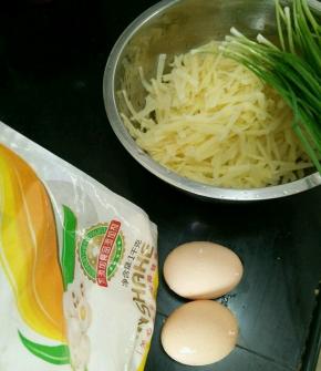 土豆去皮，擦丝。