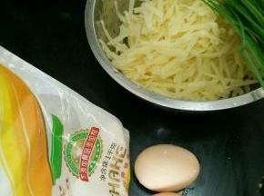 土豆去皮，擦丝。