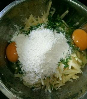 然后放入不锈钢盆里，加入面粉和鸡蛋。(今天做的没有放葱花)