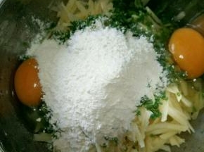 然后放入不锈钢盆里，加入面粉和鸡蛋。(今天做的没有放葱花)