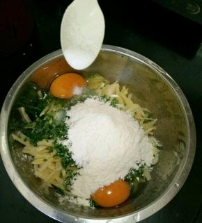 再加入适量盐和孜然粉。