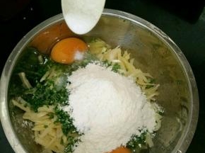 再加入适量盐和孜然粉。