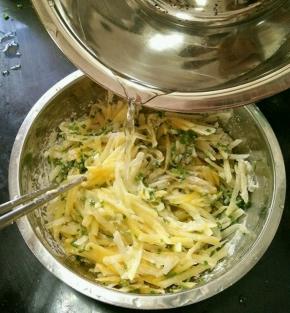 搅拌均匀后，再加入少许水。