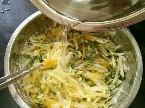 搅拌均匀后，再加入少许水。