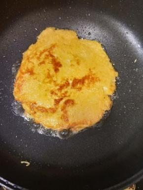 然后再翻面，煎至金黄即可出锅。