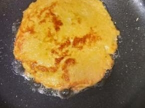 然后再翻面，煎至金黄即可出锅。