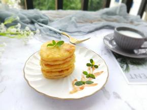 用自己喜欢的模具压成片，装盘。