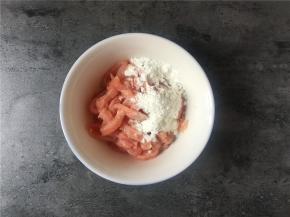 将肉切细丝加入适量淀粉和水拌匀。