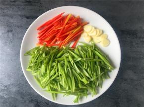 将胡萝卜切丝、大蒜切片，空心菜切成如图所示。