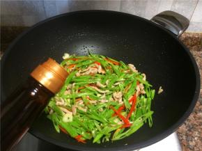 倒入适量生抽翻炒10秒即可关火。